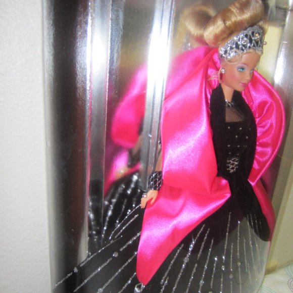 VINTAGE-1998-COLLECTIABLE-MATTELL-HAPPY HOLIDAYS/HALLMARK KEEPSAKE BARBIE DOLL - Picture 9 of 9